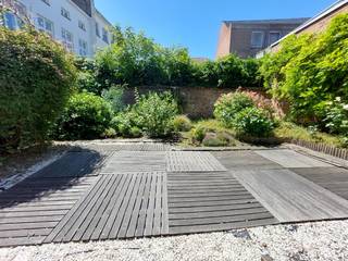 Dit ruim appartement in een residentie met slechts 2 appartementen is gelegen in het centrum van Brugge en heeft een ruime living, 3 grote slaapkamers, groot terras en stadstuintje.<br /><br />www.desmetpoupeyebrugge.be<br /><br />Voor meer info of een bezoek, contacteer ons 050 47 00 00 of kom langs op ons kantoor te Hoefijzerlaan 1 ('t Zand) Brugge.<br /><br />- inkom met toilet<br />* tuintje : 20m²<br />1e verdieping<br />- living (tapijt) <br />- ingerichte keuken :<br />- toilet<br />* terras 5m²<br />2e verdieping<br />- 3 slaapkamers<br />- badkamer : 2 lavabo 's met meubel, ligbad en toilet