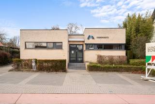 In de Glabbeekstraat, op een rustige locatie en toch dicht bij het centrum van Geetbets, ontdek je een verrassend veelzijdige commerciële ruimte...