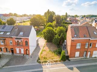 BOUWGROND 627 m² OP UNIEKE LIGGING CENTRUM VAN TERNATDoe een bod vanaf 159 000 eurUnieke ligging in de directe nabijheid van het station op wandelafstand van handelaars, scholen, banken, autosnelweg, ..Stedenbouwkundige bouwvoorschriften van RUP Assesteenweg, artikel 1 en artikel 10 (zoneB) zijn van toepassing- eengezinswoning kan gerealiseerd worden in halfopen en gesloten bebouwing- hoofdbestemming: wonen - nevenbestemming: voorzieningen op buurtniveau - aan het wonen complementaire voorzieningenInplanting: voorbouwlijn alligneren aan aanpalende woning links, rekening houdend met de bouwlijn van het rooiplan.Bouwlagen: maximaal 2 bouwlagen plus dakverdieping (max kroonlijsthoogte 7m - maximale nokhoogte 12m) deze dient afgestemd te worden op de gebouwen in de directe omgeving.Bouwdiepte: gelijkvloers 17m - eerste verieping 12m (max 3m dieper als de aanpalende woningen)