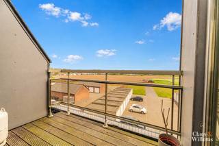 Ontdek dit uitzonderlijk lichtrijk en ruim duplex-appartement van 123 m², gelegen in het centrum van Herzele, op wandelafstand van het...