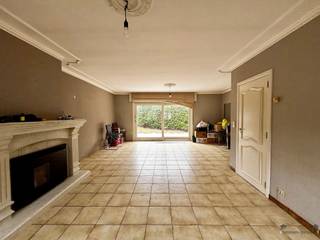 <p><span>Bent u op zoek naar een ruime gezinswoning met tal van mogelijkheden op een centrale ligging? Dan is deze halfopen bebouwing in Hamme zeker een bezoek waard!<br />Deze verrassend ruime woning biedt heel wat leefruimte en beschikt over maar liefst 5 slaapkamers, een inpandige garage en een aangename tuin. <br />Dankzij de praktische indeling en de royale ruimtes is dit de ideale woning voor grote gezinnen of voor wie op zoek is naar extra ruimte voor een bureau, hobbykamer of thuiswerkplek.<br /><br />Bij het betreden van de woning komt u terecht in de inkomhal met trap naar de bovenverdieping. De ruime en lichtrijke leefruimte, voorzien van een gezellige pelletkachel, biedt voldoende plaats voor een comfortabele zithoek en eetruimte en zicht op de ruime tuin. Aansluitend bevindt zich de ingerichte keuken en nog een aparte berging. Buiten geniet u van een aangename tuin met terras, waar u in alle rust kunt ontspannen. De inpandige garage zorgt bovendien voor extra comfort en praktische bergruimte.<br /><br />Op de bovenverdieping bevinden zich 4 volwaardige slaapkamers en een ruime badkamer, uitgerust met een ligbad, toilet en wastafels. Er is ook een zolderruimte die je via een zolderluik kan betreden.<br />Er is 1 slaapkamer op het gelijkvloers. <br /><br />De woning is centraal gelegen in Hamme, met winkels, scholen, openbaar vervoer en andere voorzieningen in de nabije omgeving.</span></p><p><span>Met een EPC-label F biedt deze woning bovendien interessante mogelijkheden om ze energetisch te renoveren en volledig naar eigen smaak en hedendaagse normen in te richten.</span></p><h3><span>Troeven van deze woning</span></h3><ul><li><span>Ruime halfopen bebouwing</span></li><li><span>5 slaapkamers</span></li><li><span>Ingerichte keuken</span></li><li><span>grote badkamer</span></li><li><span>Inpandige garage</span></li><li><span>Aangename tuin met terras</span></li></ul><p><span>Een woning met ruimte, karakter en mogelijkheden! Ideaal voor wie op zoek is naar een ruime gezinswoning en er met de nodige renovatiewerken een echte thuis van wil maken.</span></p><p><span>Interesse? Contacteer ons vandaag nog en ontdek zelf de mogelijkheden tijdens een bezoek!</span></p>