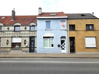 <p>Deze gezinswoning is centraal gelegen te Bredene, nabij openbaar vervoer, winkels, scholen en pleintjes.<br /><br />Bewoonbare oppervlakte van 120m²<br /><br />De woning is voorzien met een inkomhal.<br />Ruime en lichtrijke woonkamer met salon vooraan, eetplaats met aansluitend de ruime open ingerichte keuken met toestellen.<br />Op het gelijkvloers is er 1 slaapkamer achteraan en een apart toilet.<br /><br />Via de keuken is er toegang naar het gezellige terras waar je de hele namiddag en avond kan genieten van de zon.<br /><br />Op verdieping 1 is er vooraan een ruime slaapkamer.<br />Achteraan een grote badkamer met ligbad + inloopdouche + lavabomeubel + toilet <br />en plaats voor de wasmachine.<br /><br />De zolderverdieping is ingericht als derde slaapkamer.<br /><br />Overal is er centrale verwarming op aardgas en pvc ramen met dubbel glas.<br />Gunstige epc van 200 kWh = Label B <br />Tevens kunnen er nog zonnepanelen voorzien worden op het dak.<br /><br />De woning heeft wat lichte renovatie en opknapwerk nodig,<br />maar is de ideale gezinswoning door de centrale ligging.<br /><br />Scherpe vraagprijs van 227.000 euro<br /><br />Informatie en bezoeken via kantoor <br /><br /> </p>