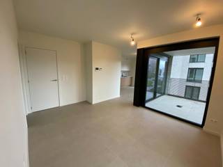 <p>Splinternieuw appartement van 72,87m² in het Agnetenpark. Het is een moderne en duurzame woonomgeving, ontworpen met oog voor comfort en de toekomst. Hier woon je niet alleen stijlvol, maar ook energiezuinig dankzij onder andere zonnepanelen en het BEN-label (Bijna Energie Neutraal). Bovendien geniet je van een rustige, aangename woonomgeving met alle voorzieningen binnen handbereik.</p>
<p>Het appartement is kwalitatief afgewerkt met veel aandacht voor detail. De open, volledig ingerichte keuken sluit aan op de lichtrijke leefruimte, wat zorgt voor een ruim en aangenaam gevoel. Ook de badkamer is volledig afgewerkt met moderne materialen. Grote raampartijen zorgen voor een mooie lichtinval en versterken het gevoel van ruimte.</p>
<p>Daarnaast beschikt het appartement over een gezellig terras waar je kan genieten van de buitenlucht. Een private parkeerplaats is inbegrepen, wat zorgt voor extra gemak. Tevens is er ook een ondergrondse staanplaats, kelder- en fietsenberging die zorgen voor het mobiele comfort. <br /><br />Het appartement heeft volgende kenmerken:<br />- eerste verdieping<br />- bewoonbare oppervlakte: 72,87m²<br />- 1 slaapkamer<br />- terras van 7,5 m²<br />- lichtrijke leefruimte<br />- open volledig ingerichte keuken met kwalitatieve afwerking<br />- berging <br />- afgewerkte badkamer<br />- apart gastentoilet<br />- zonnepanelen aanwezig<br />- inclusief standplaats + berging in afgesloten parkeerkelder<br />- BEN-label (Bijna Energie Neutraal)<br /><br /><span>huurprijs: 920 + 85 euro gemeenschappelijke kosten.</span><br /><br /><span>Voor </span><strong>meer informatie of een bezoek ter plaatse</strong><span>, klik je op onze website </span><strong>www.jansenrealestate.be</strong><span> bij het pand op de </span><strong>knop 'bezoek aanvragen'.</strong><br /><br /><span>Wij ontzorgen je ook voor de verkoop van je huidige woning! Voor meer uitleg helpen we je graag verder!</span></p>