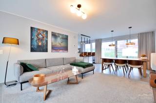 In een verkeersluwe straat nabij de dorpskern van Anzegem vinden we deze recente woning, ideaal gelegen met alle voorzieningen binnen handbereik: winkels, scholen en openbaar vervoer. <br /><br /><strong>Indeling:</strong> We betreden de woning via de inkomhal voorzien van een apart gastentoilet en rechts toegang tot de woon-en leefruimte. De sfeervolle woonkamer biedt ruimte voor een gezellige zithoek én eetplaats, met aansluitend de keuken uitgerust met kwalitatieve toestellen. Naast de keuken is er een berging voorzien met o.a. aansluiting wasmachine,... <br /><br />Op de bovenverdieping vinden we een ruime nachthal met apart toilet, <strong>3 volwaardige slaapkamers</strong> en een moderne badkamer voorzien van een dubbele wastafel, <strong>ligbad en douche</strong>. De woning is voorzien van een gezellig <strong>tuintje</strong> met terras, en er is een <strong>parkeerplaats en</strong> <strong>garagebox</strong> met automatische sectionale poort inbegrepen.<br /><br /><strong>Kenmerken: </strong>bouwjaar 2019, EPC A, CONFORME elektriciteit, 3 slaapkamers, garage, badkamer met ligbad en douche,...<br /><br />Interesse? Contacteer Els 0478 61 64 34 of els@immoroman.be