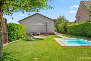 Kijkdag maandag 17/08 **** reservatie via www.polares.eur ****<br /> Modern, stijlvol en tot in de puntjes afgewerkt: deze prachtige bungalow werd recent volledig gerenoveerd en is werkelijk 100% instapklaar. Vanaf het eerste moment straalt de woning een warme en uitnodigende sfeer uit. Zodra de inkomhal met vestiaire en gastentoilet wordt betreden, voelt het meteen als thuiskomen.<br /><br />De lichtrijke leefruimte vormt samen met de open, eigentijdse keuken het kloppende hart van de woning. Dankzij de doordachte indeling en hoogwaardige afwerking sluiten comfort en gezelligheid hier naadloos op elkaar aan.<br /><br />Verder beschikt de woning over drie volwaardige slaapkamers en een stijlvolle badkamer die voorzien is van alle hedendaags comfort. Werkelijk alles werd met oog voor detail vernieuwd, waardoor enkel nog de eigen meubeltjes geplaatst moeten worden om meteen te genieten van een zorgeloze nieuwe thuis.<br /><br />Ook buiten laat deze eigendom een blijvende indruk na. Het prachtig aangelegde terras achteraan nodigt uit tot lange zomeravonden, terwijl het zwembad, de buitendouche en het aparte buitentoilet zorgen voor een echt vakantiegevoel in eigen tuin.<br /><br />Een instapklare parel waar modern wooncomfort, een kwalitatieve renovatie en een sfeervolle buitenbeleving perfect samenkomen.