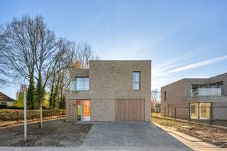 <strong>Woning in Halle - Gaasbeeksesteenweg: Lot 2</strong><br />Instapklare villa in Halle met zicht op de velden Op een rustige en autoluwe ligging in Halle, op slechts 1,5 km van het stadscentrum, vind je deze stijlvolle vrijstaande nieuwbouwwoning. Je woont hier in alle rust, met open zicht op de velden én alle voorzieningen vlakbij. De woning is volledig afgewerkt en meteen beschikbaar. Binnen geniet je van een doordachte indeling met 3 slaapkamers, 2 badkamers, een bureauruimte, dressing en een inpandige garage. Ook buiten is er volop ruimte, met een ruim perceel van 825 m² en een zuidwestgerichte tuin waar je optimaal van de zon geniet. Deze energiezuinige kijkwoning met energielabel A is volledig instapklaar en beschikbaar bij akte.<br />Troeven van lot 2:<br />- Open bebouwing<br />- 3 slaapkamers<br />- 2 badkamers<br />- Bureauruimte en dressing<br />- Inpandige garage<br />- Perceel van 825 m²<br />- Zuidwestgerichte tuin<br />- Energiezuinig – label A<br />- Volledig afgewerkt<br />- Beschikbaar bij akte