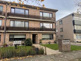 Dit recent gerenoveerd en ruim 2-slaapkamer appartement met terras en garagebox is gelegen in de rustige De Tomermaat te Brasschaat, op...