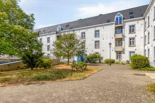 Welkom in de historische Dossin Kazerne in Mechelen!<br /><br />Dit uniek appartement combineert karaktervol erfgoed en authentieke elementen met hedendaags comfort. In het appartement zijn maar liefst 4 slaapkamers, 2 badkamers aanwezig en de mogelijkheid tot het inrichten van een volledig extra verdiep. Gelegen op een uitzonderlijke en centrale locatie op wandelafstand van het centrum van Mechelen, en kortbij de ring.<br /><br />Het appartement beschikt over een grote inkom met gastentoilet, dat uitgeeft op de zeer ruime en gezellige leefruimte. Hier zie je de authentieke elementen en houten draagstructuur wat voor een enorm charme niveau zorgt. De keuken sluit hier netjes op aan en is zojuist gemoderniseerd. Naast de keuken tref je een handige berging en wasplaats. In de woonkamer is ook een dakkapel met terras. (uitzicht op de Sint-Rombouts)<br /><br />Er zijn op het eerste niveau 3 zeer ruime slaapkamers aanwezig, waarvan één met en-suite badkamer én een sauna! Verder is er nog een 2de gemeenschappelijke badkamer op de gang. Het complex heeft een fietsenberging, en 3 vrije staanplaatsen voor bewoners.<br /><br />Boven de woonkamer bevindt zich de 'mesanine', waar je de laatste slaapkamer terugvindt en bovendien een volledig verdiep dat nog kan ingericht worden als extra woonkamer/slaapkamer/hobbyruimte/... Het appartement is ook energiezuinig met een EPC score B!<br /><br />Kortom, dit is een zeldzame opportuniteit voor wie op zoek is naar ruimte, historisch karakter en een uitstekende ligging in hartje Mechelen!