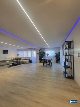 Ruim appartement met hoogwaardige afwerking. Dit prachtig gerenoveerde appartement, gelegen in hartje Genk, biedt maar liefst 195 m² woonoppervlakte...