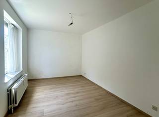 Dit gerenoveerde, ruime hoekappartement is gelegen op een uiterst gunstige locatie en bevindt zich op een boogscheut van Leuven, Arenbergpark, de E40 en E314, Imec, Gasthuisberg etc. <br />Het appartement bevindt zich op de eerste verdieping van een verzorgd gebouw en bestaat uit een ruime inkomhal, een lichtrijke eet- en leefruimte, een afgesloten en nieuwe keuken, een nachthal, 3 slaapkamers, een toilet, een pas gerenoveerde badkamer met wastafel en inloopdouche en een gezellig buitenterras. <br />Beschikbaar vanaf 15/07/2026 - maandelijkse lasten: 180 euro, incl. provisie water en verwarming