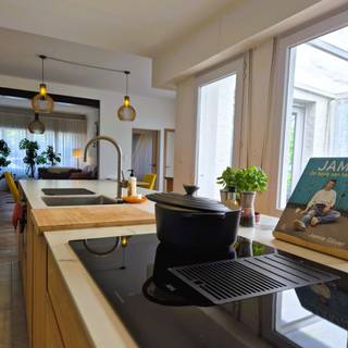 Bent u op zoek naar een stijlvolle en volledig gerenoveerde woning met veel lichtinval en kwalitatieve afwerking? Dan is deze prachtige...