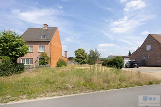 Op een uiterst rustige locatie te Itegem, bevindt zich dit prachtig stuk bouwgrond voor HOB met een oppervlakte van maar liefst 1005 m².<br /><br /><span>Deze residentieel en kindvriendelijk gelegen bouwgrond situeert zich nabij het centrum met winkels, scholen, plaatselijke horeca en het openbaar vervoer binnen handbereik. Ook geniet u van een vlotte bereikbaarheid met omliggende gemeenten en belangrijke invalswegen, ideaal qua woon- werkverkeer.</span><br /><br />Door de gunstige afmetingen is hier voldoende oppervlakte aanwezig zowel qua bouwvolume als tuin. Met een bebouwbare oppervlakte van 11m x 17m op het gelijkvloers, 11m x 13m op het eerste verdiep en 11m x 8,80m op het tweede verdiep, kan hier een riante woning worden opgetrokken.<br /> <br />Mogelijkheid tot het plaatsen van een bijgebouw van maximaal 75 m².<br /><br />Dankzij de ruime bouwvoorschriften, dewelke tal van mogelijkheden bieden kan u hier zorgeloos uw droomwoning bouwen.<br /><br />Troeven:<br />- Vrij van bouwverplichting;<br />- Bijgebouw van maximaal 75 m²;<br />- Kindvriendelijke locatie;<br />- Ruime bouwvoorschriften.<br /><br />Aarzel niet om ons te contacteren voor verdere vrijblijvende informatie, plannen of bouwvoorschriften.<br /><br />Wenst u graag een GRATIS SCHATTING van uw eigendom? Contacteer ons op 015/36.35.34