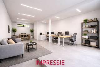 <p><span> </span></p><p><span>Ruim handels gelijkvloers van ca 81m² in opkomende buurt, ruime kelder van ca 52m², aparte wc en douche</span></p><p><span>Op zoek naar een plek voor je nieuwe zaak; kantoor, praktijk of atelier? In dit ruime handels gelijkvloers aan de Lange Slachterijstraat heb je een mooie oppervlakte van ca. 81m² én de vrijheid om alles naar eigen smaak en noden in te richten. Met z'n casco-afwerking bepaal jij het concept, de look én de indeling. Inclusief aparte douche, wc en een extra kelderverdieping met diverse mogelijkheden.</span></p><p><span> </span></p><p><span>Vrijheid, ruimte &amp; bereikbaarheid</span></p><p><span>Dit gelijkvloers is ideaal voor wie een project op maat zoekt, op een locatie die toekomstpotentieel uitstraalt. De Lange Slachterijstraat ligt in een wijk in volle ontwikkeling, vlakbij Park Spoor Noord en met een vlotte verbinding richting centrum, Ring en invalswegen in elke windrichting. Om de hoek vind je alle grote supermarkten en horeca die je maar wenst.</span></p><p><span> </span></p><p><span>Slachthuissite</span></p><p><span>Denk: </span><span>pleinen en parken die verbonden worden met elkaar maar ook met de ruimere omgeving en de buurt een groen en publiek karakter geven.</span><span> <span>https://www.antwerpenmorgen.be/nl/projecten/slachthuissite-noordschippersdok-lobroekdok/over</span></span></p><p><span> </span></p><p><span>Maatregelenregister: in aanvraag</span></p><p><span> </span></p><p><span> </span></p><p><span> </span></p><p><span> </span></p>