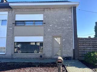 <p>Rechtstreeks van eigenaar, geen makelaars</p><p>Op zoek naar een ruime woning met praktische voorzieningen en interessante mogelijkheden? Deze halfopen bebouwing in Rijkevorsel is rustig gelegen nabij centrum en scholen en beschikt over een bewoonbare oppervlakte van 175 m², is gelegen op een perceel van 255 m² en biedt tal van troeven, waaronder drie slaapkamers, een tuin, een garage en een bijkomende staanplaats.</p><p>De woning werd steeds goed onderhouden en is momenteel verhuurd aan een solide huurder. Daarmee kan ze interessant zijn voor zowel investeerders als kandidaat-kopers die op termijn zelf de woning willen betrekken, rekening houdend met de bestaande huurovereenkomst (6 maanden opzeg voor eigen betrekking).</p><p>De woning beschikt over een praktische indeling en ruime leefmogelijkheden. Via de inkomhal krijg je toegang tot de keuken en de woonkamer. De woonkamer sluit aan op de veranda, die extra ruimte biedt en verschillende inrichtingsmogelijkheden heeft.</p><p>Aansluitend op de veranda bevindt zich op het gelijkvloers een praktische wasplaats met douche.</p><p>Op de eerste verdieping geeft de overloop toegang tot drie slaapkamers en een badkamer. Daarnaast beschikt de woning over een kelder, én een zolder die bereikbaar is via een zoldertrap, die extra bergruimte bieden.</p><p>Ook buiten heeft deze woning heel wat te bieden. Op het perceel van 255 m² bevinden zich een tuin, een garage en een extra staanplaats.</p><p>Vernieuwd dak : In december 2024 werd het dak volledig vernieuwd. Het nieuwe dak voldoet aan de geldende isolatievoorschriften. Dit betekent dat een belangrijke investering reeds werd uitgevoerd.</p><p>EPC en renovatieplicht : De woning heeft momenteel een EPC-label F en valt bijgevolg onder de renovatieplicht. De veranda, die voorzien is van polycarbonaatplaten, heeft een belangrijke invloed op de huidige energiescore.</p><p>Door de energetische prestaties van deze ruimte te verbeteren, zijn er mogelijkheden om het EPC-label op te waarderen. Een verbetering naar label D kan mogel</p>