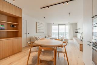 Nieuwbouw appartement in The Tower te Knokke Duinenwater.<br />De residentie genaamd 'The Tower' is een luxueuze residentie, centraal gelegen te Knokke Duinenwater.<br />Het appartement heeft een zonnig terras en een hoogwaardige afwerking. Dankzij de ligging op de zevende verdieping, geniet u een heerlijk open zicht met Zuidelijke oriëntatie.<br /><br />Indeling: een aparte inkomhal met ruimte voor een vestiaire en een apart gastentoilet. De leefruimte bestaat uit een salon, eetkamer en een strakke open keuken. Grote raampartijen die uitkijken op het zuid georiënteerde terras. Berging met aansluiting voor wasmachine en droogkast.<br />Twee volwaardige slaapkamers, elk met toegang tot het terras en eigen badkamer. <br /><br />Mogelijkheid tot aankoop van een garagebox in de residentie.<br /><br />Voor meer informatie of een bezoek ter plaatse, gelieve contact op te nemen met Tine Vandenberghe: T: 0497 53 45 29 of info@Tine.immo <br />De video kan u hier onder vinden: virtueel bezoek<br /> 