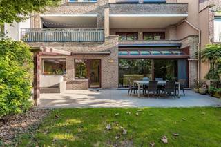 <p><span>OMGEVING:</span></p><p><span>Wonen op een centrale locatie in Berchem, met alle dagelijkse voorzieningen binnen handbereik én een verrassend ruime woning van 258m² om thuis te komen. Winkels scholen, openbaar vervoer en sportfaciliteiten bevinden zich op korte afstand. </span></p><p><span>INDELING: </span></p><p><span>Via de inkomhal met vestiaire en apart toilet betreedt u deze woning, waar de royale en uiterst lichte leefruimtes meteen de aandacht trekken. Hier geniet je van een optimale connectie met de zuidwest georiënteerde tuin. De ruime, volledig uitgeruste leefkeuken sluit mooi op de leefruimte en heeft nog een aparte berging. </span></p><p><span>De woning beschikt over maar liefst zes volwaardige slaapkamers, waardoor er ruimte is voor het hele gezin, een bureau of een hobbykamer. Twee badkamers en drie toiletten maken het geheel bijzonder comfortabel voor dagelijks gebruik.</span></p><p><span>Ook buiten is het volop genieten. De stadstuin van 210 m² vormt een heerlijke plek om tot rust te komen, gezellig samen te tafelen of lange zomeravonden door te brengen. Dankzij de zuidwestelijke oriëntatie geniet u hier van lekker veel zonlicht. Het terras van 20 m² met overkapping en zonneluifel zorgen dan weer voor voldoende schaduw. Handig is ook het tuinhuis voor het opbergen van al je tuinmateriaal.</span></p><p><span>Tot slot beschikt de woning over een inpandige garage met laadpaal voor een elektrische wagen en is ze voorzien van een automatische poort. Verder is er op de oprit nog plaats voor 2 extra wagens.</span></p><p><span>TROEVEN</span></p><p><span>- Elektrische keuring conform</span></p><p><span>- Zuid west tuin</span></p><p><span>- EPC b</span></p><p><span>- 3 staanplaatsen</span></p><p><span> </span></p><p><span> </span></p>