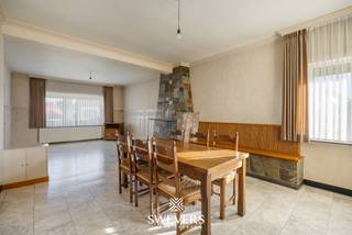 Interesse? Meer informatie op www.SWEVERS.be. - Deze open bebouwing uit 1946 aan de Ekselsebaan 11 in Hechtel-Eksel biedt volop ruimte, rust en renovatiemogelijkheden op een perceel van 21a 88ca. Met een bewoonbare oppervlakte van 224 m² geniet u van een royale leefruimte en een keuken met veel potentieel, vier ruime slaapkamers en een zolder die extra kamers of een bureau kan herbergen. De woning beschikt bovendien over een veranda en een badkamer die volledig kan worden vernieuwd, waardoor u het geheel volledig naar eigen smaak kunt aanpassen.<br /><br />De grote tuin op het zuidwesten biedt veel zonlicht en maximale privacy door het ontbreken van buren aan de linker- en achterzijde. De locatie is bijzonder gunstig, met winkels, scholen, restaurants en openbaar vervoer op wandelafstand en de snelweg op slechts 9 km. Deze woning combineert een uitstekende ligging met royale ruimtes en transformatiemogelijkheden, ideaal voor wie een comfortabele en persoonlijke thuis wil creëren. <br /><br />Dit pand is onderworpen aan de renovatieverplichting van de Vlaamse overheid voor residentiële gebouwen (behoudens bij sloop binnen 5 jaar na de aankoop). Consulteer voor meer informatie de website van het Vlaams Energie- en Klimaatagentschap via https://www.vlaanderen.be/een-huis-of-appartement-kopen/renovatieverplichting-voor-residentiele-gebouwen.<br /><br />Bel ons vandaag nog voor een persoonlijke rondleiding. Wij van Swevers Real Estate helpen je maar al te graag verder. tel. 011 255 155. Bron bewoonbare oppervlakte: EPC-verslag.