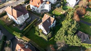 Alleenstaande villa in 2de lijn op 200 meter van het strand, vlakbij de Kustlaan en het Albertplein te Knokke-Zoute.
De villa is volledig te renoveren of nieuw te bouwen. Er is een goedgekeurde bouwvergunning voor het bouwen van een luxueuze villa bestaande uit 5 slaapkamers, 3 badkamers, een grote ondergrondse garage voor meerdere wagens.
De aanleg van een buitenzwembad is mogelijk.
Deze villa is gelegen in de schitterende omgeving van de Fochlaan en de Prins Karellaan.