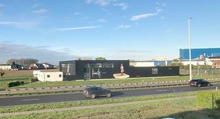 Bedrijfsgebouw op zichtlocatie langs de Ring/R32 te Roeselare.* Gelijkvloers:&gt; Showroom/kantoor van ca. 180m²:- 2 vergaderzalen, waarvan 1 grote vergaderzaal met veel lichtinval en 1 kleinere vergaderzaal- toonzaal/kantoor- sanitair en douche&gt; Loods/stockageruimte van ca. 295m²- Gedeelte van ca. 63m²: hoogte van ca. 2,7m (onder kantoor), poort van ca. 3mBx2mH- Gedeelte van ca. 87m²: hoogte van ca. 5,5m, poort van ca. 3,7mBx4,2mH, lichtstraat- Gedeelte van ca. 145m²: hoogte van ca. 3,4m, dubbele deur, lichtstraat, verwarming* Kantoor op 1e verdiep van ca. 240m²- open kantoor met veel natuurlijke lichtinval: systeemplafond met geïntegreerde verlichting, airco en verwarming- apart bureel van ca. 20m² met veel lichtinval- vergaderzaal van ca. 16m² met ingemaakte kasten- keuken- gescheiden sanitairRuime parking op eigen terrein voorzien van laadpunten.