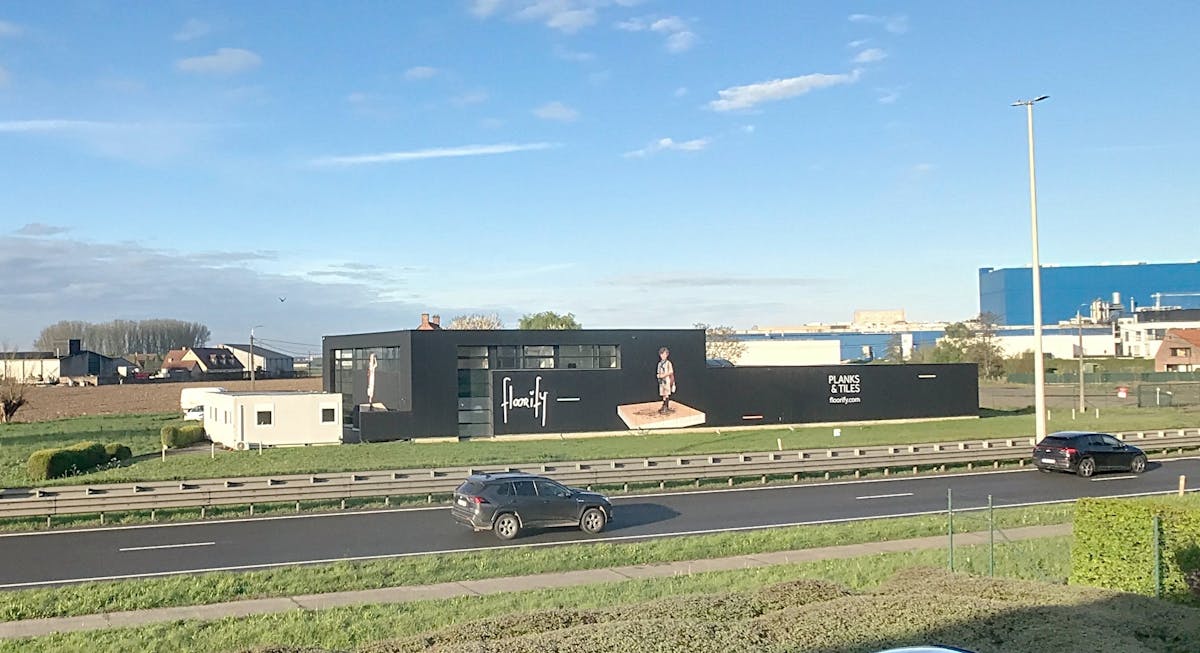 Bedrijfsgebouw langs de Ring/R32 van Roeselare. - foto 2