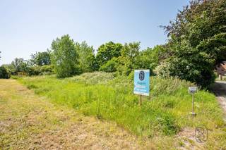 <p>Superbe parcelle de terrain à bâtir de <strong>520 m²</strong> pour villa, idéalement située à <strong>distance cyclable du centre de Waregem</strong>, au calme tout en restant proche des axes routiers et de l’<strong>E17</strong>.</p><p><strong>Atouts</strong> : aucune obligation de construire et <strong>jardin orienté plein sud</strong>. Une <strong>cave est déjà présente à l’arrière du terrain</strong>, idéale pour une mancave, un pool house, etc.</p><p>Plus d’informations via <strong>charlotte@immobeguin.be</strong></p>