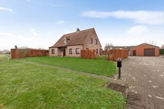 Instapklare woning op een perceel van 9596m².Centraal gelegen op enkele minuten van de E19, 1km van het centrum van Meer en 6km van Hoogstraten. Ook...