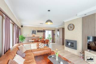 <p>Bent u op zoek naar een instapklare, ruime én gerenoveerde bungalow in het rustige en groene Sint-Gillis-Waas? Dan is deze woning absoluut een bezoek waard!</p><p>U betreedt de woning via een ruime inkomhal met gastentoilet en vestiaire. Van hieruit komt u in de lichtrijke en gezellige leefruimte met een oppervlakte van 41 m².</p><p>De aparte, volledig ingerichte keuken biedt voldoende ruimte voor een extra eettafel en grenst aan een praktische berging, wat zorgt voor extra opbergruimte.</p><p>Via de nachthal bereikt u de drie slaapkamers, met oppervlakten van 16 m², 14 m² en 9 m². De kleinste kamer is ideaal als bureau, dressing of logeerkamer.</p><p>De badkamer is uitgerust met een dubbele wastafel, toilet en douche. Daarnaast is er nog een aparte berging met aansluitingen voor een wasmachine en droogkast, wat extra comfort biedt in het dagelijks gebruik.</p><p>Aansluitend op de hal bevindt zich een veranda met zicht op de tuin, die zorgt voor extra leefruimte en veel natuurlijk lichtinval.</p><p>De woning beschikt bovendien over een zolder, ideaal als extra opbergruimte, en wordt verwarmd via een energiezuinige warmtepomp.</p><p>Tot slot is er een aparte, ruime garage, perfect voor het stallen van fietsen, werkmateriaal of tuinmeubelen.</p><p>Troeven van deze woning:</p><p>- EPC-label B<br />- ruime tuin<br />- grote garage<br />- rustige ligging<br />- drie slaapkamers</p><p>Interesse in deze gerenoveerde bungalow met veel ruimte en comfort?<br />Aarzel dan niet om ons te contacteren voor meer informatie of een bezoek.</p><p>Contacteer ons via margot.raemdonck@immo-zone.be of via 0473 51 80 58</p>