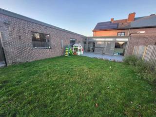 Mooie gerenoveerde half open bebouwing met 5 slpk/ mogelijk 6 slpk. EPC label B. Ideaal voor groot gezin die graag ruimte hebben.<br /><br />Deze is gelegen in een landelijke groene en rustige omgeving, maar in de direkte nabijheid van scholen en winkels. Met een gunstige epc B label is deze woning instapklaar. De woning is half onderkelderd, de andere helft is kruipkelder. Op het gelijkvloers bevindt zich een inkomhal met vestiaire en de prachtige eiken trap naar de 1e verdieping. Vanuit de inkomhal komen we in de grote leefruimte met inbouwhaard met blaasfunctie. Deze is verbonden met de open keuken die uitgeeft op de leefveranda met mooi zicht op de tuin. In de gang naast de leefruimte is er nog een apart bureau/slpk met ingemaakte kasten, een apart gastentoilet en een wasplaats met doucheruimte en badkamermeubel. Via de gang kan men naar de kelder met 2 ruime bergplaatsen waar ook de CV op gas is gevestigd. Aansluitend op de leefveranda kan men naar de garage, goed voor 2 auto's en een smeerput.<br /> <br />Op de eerste verdieping bevinden zich 3 slaapkamers. In de kleinste slaapkamer is er een vaste trap voorzien naar de 2e verdieping met 2 slaapkamers. In alle slaapkamers, de leefruimte, de veranda en de keuken is er centrale verwarming. Op 3 slaapkamers is er airco, alsook in de leefveranda die zowel in de zomer voor verkoeling zorgt en in de winter het lekker warm maakt. Dit alles op de energie van de zonnepanelen. De renovaties gebeurden gespreid over enkele jaren van 2016 tot 2023. In deze periode werd de leefveranda gebouwd, de platte daken vernieuwd, de ramen en de rolluiken vernieuwd en de zonnepanelen en de airco's geplaatst. Alle werken werden vakkundig uitgevoerd en facturen zijn aanwezig. In de zuidgerichte tuin is het gezellig vertoeven. Deze is volledig afgesloten voor kinderen en huisdieren. Achteraan de tuin staat een groot tuinhuis voor alle tuingerief in op te bergen en eventueel de fietsen.<br /><br /><br /><br />