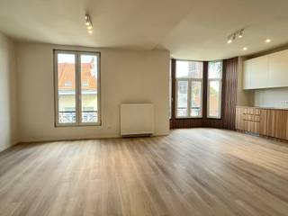 Visit www.abricasa.be and book your viewing with our digital assistant, Alice!Are you also looking for a fully renovated flat? With great attention to detail, this flat has been thoroughly renovated and boasts a practical layout. The materials chosen and the craftsmanship are fully evident here. Step into the light-filled living area,which includes a fitted kitchen, storage room and guest toilet. The master bedroom features one bedroom, a separate dressing room, a shower room with washbasin and an abundance of natural light. The dressing room also has space for your own small desk – ideal for those working from home!There is also a handy, separate utility room with space for a washing machine, tumble dryer and extra storage. Finally, the flat comes with a private cellar storage room. Ideal for those who want to live in comfort, with an eye for quality finishes and practical convenience.Abricasa – Property for generations: Your property partnerAre you looking to sell your property, or are you seeking an estate agent for letting or management?Abricasa offers personalised support with all your property enquiries, from start to finish. Get to know us!
