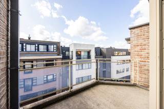 Bent u op zoek naar een appartement met 2 slaapkamers en garagebox? Dan is dit mogelijks wat u zoekt? <br /><br />Het appartement is gelegen in het centrum van Stokkel en dit op de derde verdieping. U komt binnen via de centrale hal die doorgang geeft aan alle ruimtes. De woonkamer (31.5m²) bevind zich vooraan en heeft een terras. De keuken met berging waar u aansluiting heeft voor wasmachine en droogkast ligt naast de woonkamer. Het appartement heeft 2 slaapkamers (14.4m² en 12.75m²) die achteraan liggen. Bij het appartement hoort eveneens een kelder en garagebox. (exclusief van de vraagprijs)<br /><br />Pluspunten:<br />- Gelegen in het centrum (Stokkel)<br />- 96m² bewoonbare oppervlakte<br />- 2 slaapkamers<br />- Garagebox (35.000€ exclusief van de vraagprijs)<br />- Privatieve kelderberging<br /><br />Kortom bent u op zoek naar een ruim appartement met kelder en garagebox in Sint-Pieters-Woluwe, aarzel dan zeker niet en neem contact op met One Vastgoed op 03 360 85 30.