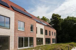 Deze energiezuinige nieuwbouwwoning met een bewoonbare oppervlakte van 123 m² bevindt zich in een park gelegen langs het kanaal Bossuyt-Kortrijk.Op...