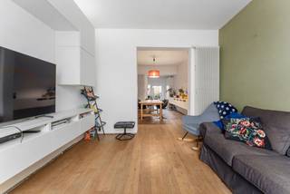 Deze prachtige woning ligt op een uitstekende locatie vlakbij alle invalswegen aan de stadsrand. Vlot bereikbaar en gratis parkeermogelijkheid voor je deur.  <br />Ook voor een schietgebedje te doen moet je enkel de straat oversteken.<br /><br />De woning zelf is kollosaal, vroeger huisden hier niet minder dan 3 appartementen, de huidige eigenares wou de woning terug in haar oude glorie herstellen. De renovaties zijn nu voor 90% klaar maar we zoeken een nieuwe koper die de finishing touch kan geven aan deze woning. <br /><br />In de woonkamer werd er gewerkt met eiken parket. De gezellige zitruimte gaat over op de eetruimte die ruim is en hierna naadloos overgaat op de vernieuwde keuken met praktisch eiland. <br />Een tuin, voor de mensen die geen groene vingers hebben. Klein maar fijn, meer moet dat niet zijn. <br /><br />Op het eerste tussenverdiep is er een handige wasberging en er werd recent een nieuwe hoogrendemenstketel aangesloten. Verder is er hier ook een toilet.<br /><br />Op de eerste verdieping vinden we een ruime dubbele slaapkamer die in een mum van tijd kan omgetoverd worden in 2 slaapkamers met elk een eigen inkomdeur.<br />Verder is er nog plaats genoeg om een aparte bureauruimte te creëeren.<br /><br />Op het tussenverdiep bevindt zich een praktische badkamer met ligbad. <br /><br />Enkele treden hoger bevinden we ons reeds op het tweede verdiep. Deze is voorzien van een leuke kamer met terras en de ruime master bedroom.<br />Ook de ruime zolder is afgewerkt en kan makkelijk omgevord worden naar 2 comfortabele slaapkamers.