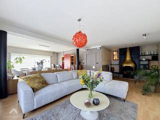<p>Karaktervolle halfopen woning op een perceel van 490 m², gelegen in een rustige buurt nabij winkels, scholen, openbaar vervoer en autosnelweg. De woning bestaat uit een ruime inkomhal afgewerkt met een stijlvolle parketvloer en parkettrap, een gastentoilet, een zeer lichtrijke en ruime leefruimte met zit- en eethoek en open haard, een volledig geïnstalleerde keuken met ontbijthoek en een gezellig overdekt terras met zicht op de tuin. Een bijzondere troef van deze woning is de volledige onderkeldering, ingericht als tandemgarage, wasruimte, berging en provisiekelder. De kelder is zowel bereikbaar via de inkomhal als via de automatische sectionale poort langs de zij-oprit.</p>
<p>Op de verdieping bevinden zich drie volwaardige slaapkamers en een badkamer uitgerust met een bad/douche, lavabomeubel en toilet. Via een valtrap bereikt u de bergzolder, waar eventueel een extra slaapkamer, hobbyruimte of bureau kan worden ingericht.</p>
<p></p>
<p>Extra troeven:</p>
<ul>
<li>Karaktervolle woning</li>
<li>Perceel van 490 m²</li>
<li>Gezellig overdekt terras met tuinzicht</li>
<li>Halfopen bebouwing</li>
<li>Volledig onderkelderd</li>
<li>Tandemgarage in de kelder voor twee wagens</li>
<li>Rustige en uitstekende ligging nabij het centrum</li>
<li>Toplocatie</li>
</ul>
<p>Deze woning is te koop ZONDER makelaar via het concept van Smart Houses. Wenst u meer informatie of een bezoek? Contacteer rechtstreeks de eigenaar +32485456193</p>