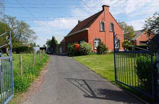 Uit de hand te koop<br />Landhuis met bijgebouwen en weiland/bouwgrond<br />ideaal voor zelfstandigen of kangoeroewoning<br />opp.2510m²<br />4 tot 6 slaapkamers mogelijk<br />
