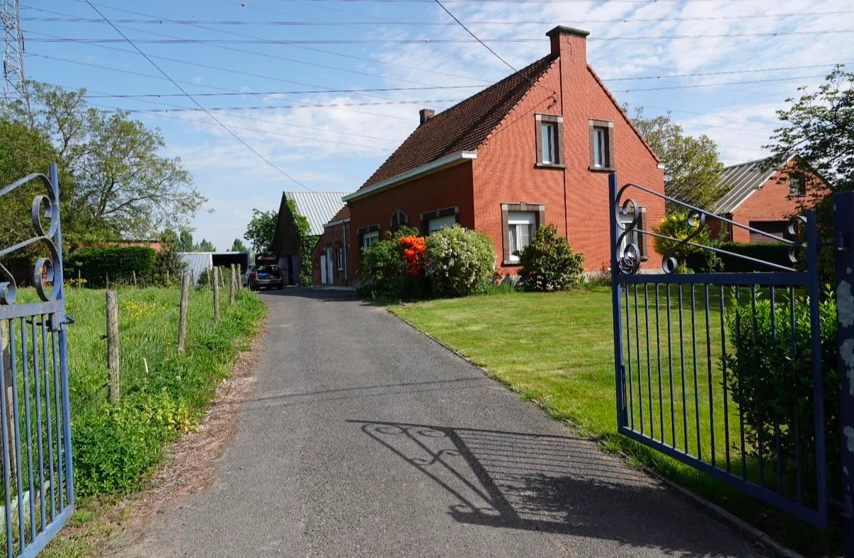 Uit de hand te koopLandhuis met bijgebouwen en weiland/bouwgrondideaal voor zelfstandigen of kangoeroewoningopp.2510m²4 tot 6 slaapkamers mogelijk