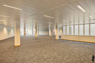 4 gerenoveerde kantoorruimtes (geheel of gedeeltelijk te huren) in een karaktervolle geklasseerde herenwoning met uitstekende bereikbaarheid en...