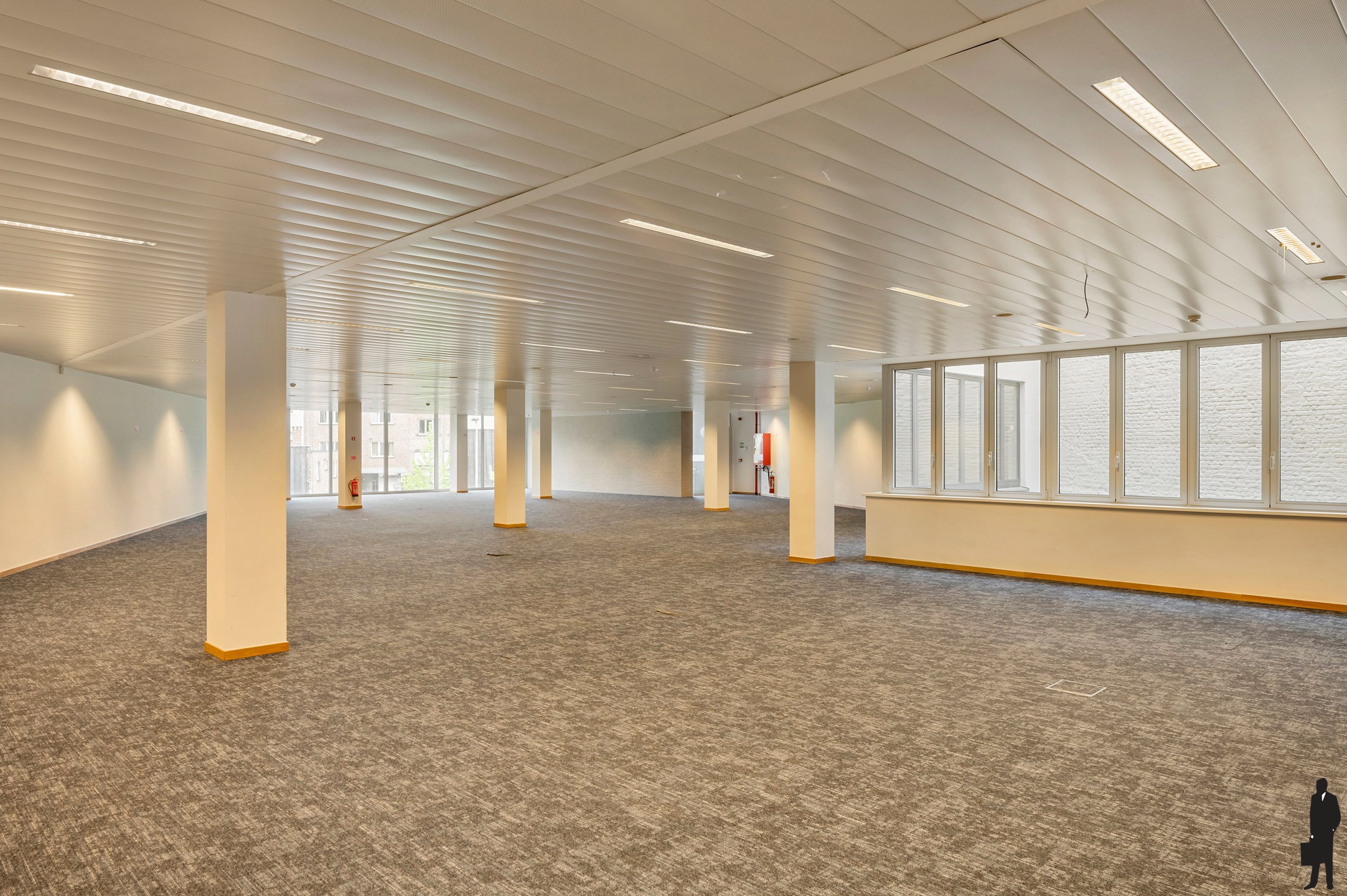 4 gerenoveerde kantoorruimtes (geheel of gedeeltelijk te huren) in een karaktervolle geklasseerde herenwoning met uitstekende bereikbaarheid en ruime parkeervoorzieningen. - foto 3