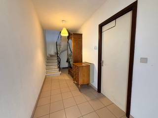 <p><strong>Instapklare woning met ruime garage en 2 slaapkamers + grote zolder</strong></p>
<p>Deze instapklare bel-etagewoning biedt een praktische indeling, veel bergruimte.</p>
<p><strong>Gelijkvloers:</strong> inkomhal, ruime garage (3,15 x 7,72 m), wasplaats en een handige berging.</p>
<p><strong>Eerste verdieping:</strong> lichtrijke leefruimte met open keuken en directe toegang tot het terras. De woonkamer en keuken vormen samen een aangename leefruimte.</p>
<p><strong>Eerste verdieping: </strong>nachthal, badkamer en twee grote slaapkamers van respectievelijk.</p>
<p><strong>Zolder:</strong> volledig geïsoleerde open ruimte van ca. 60 m², ideaal als hobbyruimte, bureau of mits afwerking extra slaapkamers.</p>
<ul>
<li>
<p>Conforme elektrische installatie</p>
</li>
<li>
<p>8 zonnepanelen</p>
</li>
<li>
<p>KI: €629</p>
</li>
<li>
<p>Volledig geïsoleerde zolder met tal van mogelijkheden</p>
</li>
</ul>