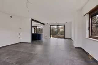 Terlanen – wonen in alle rust, met zicht op groen<br />Welkom in Terlanen, het kleinste en gezelligste gehucht van Overijse. Omringd door bossen en natuurpracht, geniet u hier van absolute rust én een vrije blik op het groen. Op wandelafstand bevindt zich het natuurreservaat, ideaal voor wie houdt van wandelen, fietsen of gewoon genieten van stilte en natuur.<br /><br />Na een grondige energetische én esthetische renovatie (2022 en later) voldoet deze woning aan alle moderne comforteisen:<br />* EPC-label A<br />* Nieuwe hoogrendementsketel & vloerverwarming<br />* 18 zonnepanelen met thuisbatterij<br />* Hybride warmtepomp voor de boiler<br />* Extra isolatie (dak en vloer)<br />* Conform gekeurde elektriciteit<br />* Gloednieuwe keuken & badkamer<br /><br />Indeling:<br />Gelijkvloers: inkomhal, gastentoilet, lichtrijke leefruimte met open keuken, inpandige garage/berging, douchekamer en grote schuiframen die rechtstreeks toegang geven tot terras en tuin met uniek uitzicht.<br />Eerste verdieping: nachthal, 3 ruime slaapkamers, bureau, badkamer met inloopdouche, ligbad, dubbele lavabo en toilet.<br /><br />Extra: volledig onderkelderd met royale bergruimte + zolder.<br /><br />Het perceel beschikt bovendien over een bijkomende toegang langs de Moskesstraat.<br /><br />✨ Mis deze buitenkans niet – een duurzame, moderne woning met vrij uitzicht op groen, in een uitzonderlijk rustige omgeving!