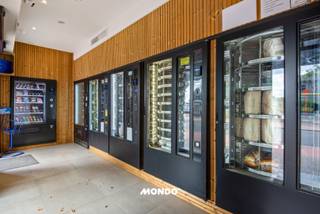 In het hart van Ruisbroek bieden wij u dit veelzijdige gebouw aan, ideaal voor wie wonen en ondernemen wil combineren.Op het gelijkvloers bevond zich...