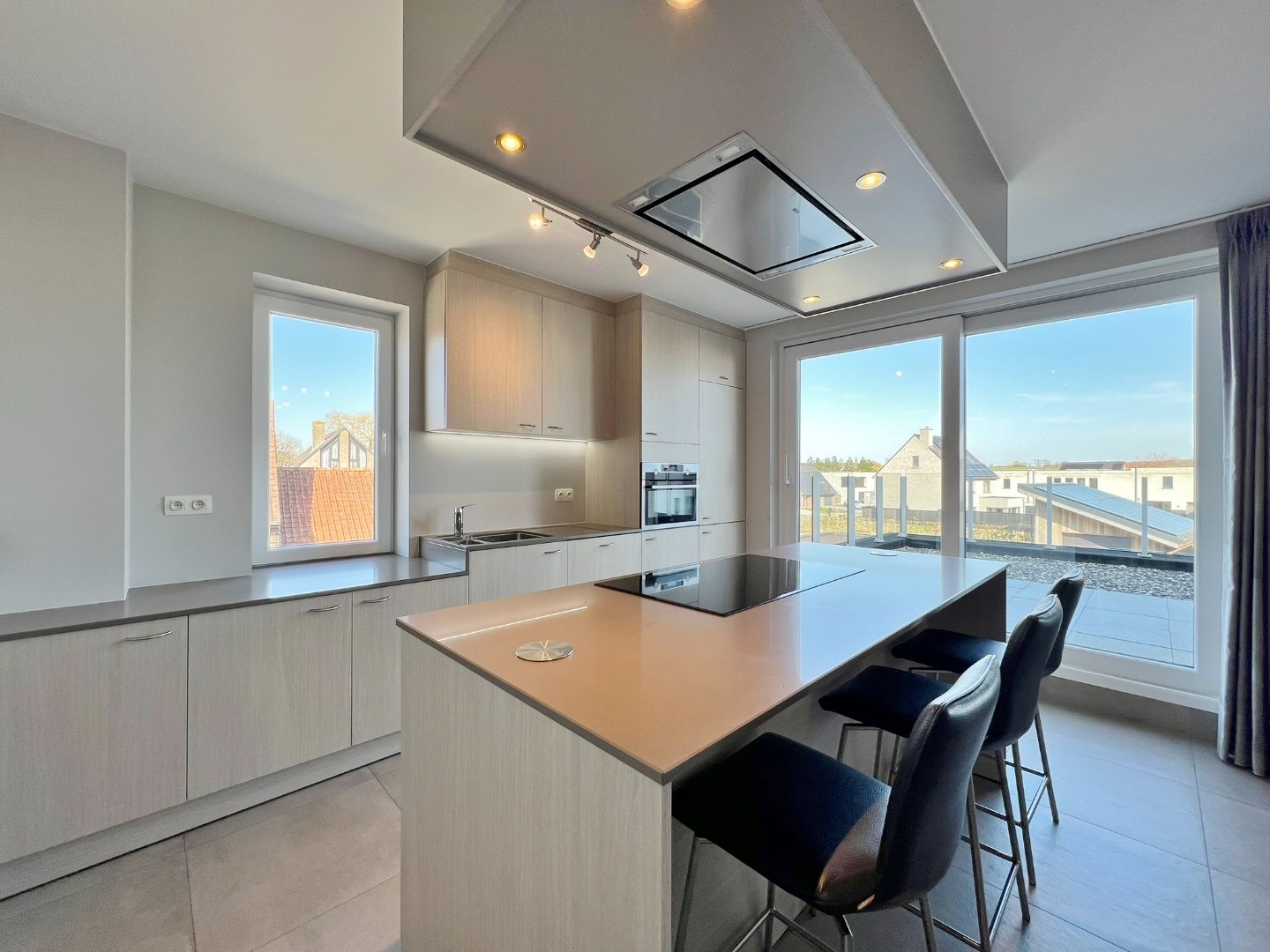 Modern appartement met parkeerplaats en groot zonnig terras met open zicht. - foto 4