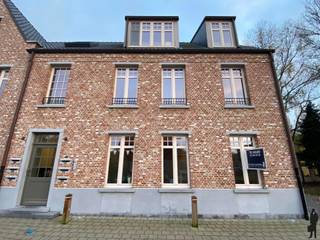 Recent appartement met 2 slk, garagebox en terras in het centrum van Koningshooikt<br /><br />- In de dorpskern van Koningshooikt<br />- Recent gebouwd (2018)<br />- 2 slaapkamers<br />- 1 badkamer met inloopdouche<br />- berging<br />- leuke koer/terras<br />- ondergrondse garagebox inbegrepen in de huurprijs<br />- vlakbij winkels, openbaar vervoer en scholen