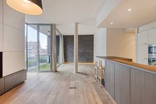 In het levendige hart van Waregem, in de prestigieuze residentie Avalon, bevindt zich dit uitzonderlijk energiezuinige appartement dat comfort...