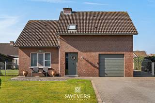 Interesse? Meer informatie op www.SWEVERS.be. - Charmante open bebouwing op Savoerenweg 31 in Heusden-Zolder, gelegen in een rustige, doodlopende straat. De woning uit 1982 verkeert in een verzorgde staat en is gerenoveerd (2016-2017) met nieuwe PVC-ramen, zonnepanelen en gasketel. Ze beschikt over een leefruimte van 27,75 m² met open haard, een praktische keuken van 8,25 m² en een ruime houten veranda van 20 m², zuidwestelijk georiënteerd voor veel licht en zon. Op de verdieping zijn drie slaapkamers (13,40 m², 19,5 m² en 8,04 m²) en een functionele badkamer aanwezig.<br /><br />Daarnaast biedt de woning een inpandige garage van 30 m² met elektrische poort en een perceel van 5a 56ca met zonnige tuin en sfeervolle buitenverlichting. De ligging is bijzonder praktisch: scholen, winkels en openbaar vervoer zijn in de buurt, en de snelweg ligt op slechts 4,8 km. Zo combineert deze woning comfort, rust en een centrale ligging, direct bewoonbaar en met mogelijkheden om eigen accenten toe te voegen.