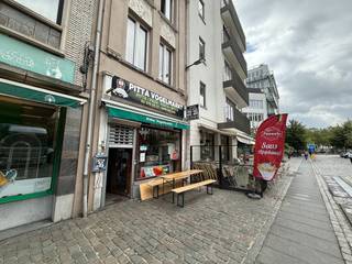 Op zoek naar een commercieel pand met uitstekende visibiliteit op een zeer centrale ligging. Dit gelijkvloers handelspand aan de Oudevaartplaats 59 bevindt zich op wandelafstand van de markt en geniet hierdoor van een sterke passage en een aantrekkelijke commerciële ligging.<br /><br />Het pand is momenteel ingericht met een gezellige eetplaats, een ingerichte keuken voorzien van inox keukentoestellen en een terras vooraan het gebouw op het gelijkvloers. Hierdoor leent het pand zich uitstekend voor horeca of een andere commerciële invulling, mits de nodige vergunningen.<br /><br />Daarnaast beschikt het pand over een ruime kelderverdieping die ideaal kan dienen als stockageruimte. In de kelder is eveneens een toilet aanwezig.<br /><br />Voor de aanwezige toestellen kan een overnameprijs besproken worden met de eigenaar/verhuurder.<br /><br />Dankzij de centrale ligging, de grote visibiliteit en de praktische indeling biedt dit pand tal van mogelijkheden voor ondernemers die op zoek zijn naar een goed gelegen handelsruimte.<br /><br />Troeven:<br />Centrale ligging nabij de markt<br />Grote visibiliteit<br />Gelijkvloers handelspand<br />Ingerichte keuken met inox toestellen<br />Terras vooraan het gebouw<br />Ruime kelder/stockageruimte<br /><br /><br />Een unieke kans voor wie zijn zaak wil vestigen op een zichtbare en vlot bereikbare locatie.
