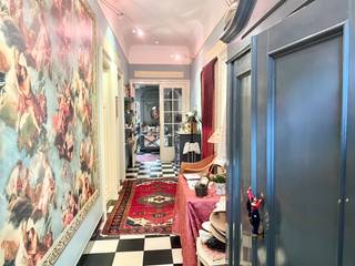 In de directe omgeving van het station van Deinze bevindt zich deze charmante en op te frissen herenwoning boordevol karakter en mogelijkheden. Gelegen op een perceel van 510 m² en met een bruikbare vloeroppervlakte van maar liefst 307 m² (exclusief kelder), vormt deze eigendom een unieke opportuniteit voor wie ruimte, authenticiteit en potentieel weet te waarderen.<br />Op het gelijkvloers vindt u een gezellige leefruimte, eetplaats en keuken met uitbouw. Daarnaast beschikt de woning over een inpandige garage met extra berging. De voorste ruimte leent zich bovendien perfect als atelier, praktijkruimte of kantoor aan huis — ideaal voor wie wonen en werken wil combineren.<br />De eerste verdieping omvat twee volwaardige slaapkamers, waarvan één met eigen douche, en een ruime badkamer uitgerust met ligbad en dubbel lavabomeubel.<br />Op de tweede verdieping bevinden zich nog twee extra kamers die volledig naar eigen smaak kunnen worden ingericht als slaapkamers, hobbyruimte of bureau. Een aparte zolder biedt bijkomende opbergruimte.<br />Verder geniet deze woning van een zonnige tuin met tuinhuis en een ruime kelder. Het royale bouwvolume en de uitstekende ligging maken van deze eigendom een zeldzame kans voor wie op zoek is naar een stijlvolle renovatiebasis met tal van mogelijkheden.<br /><br /><strong>Troeven op een rij:</strong>
<ul>
	<li><span>Centrale ligging nabij station Deinze</span></li>
	<li><span>Perceel van 510 m²</span></li>
	<li><span>307 m² bruikbare vloeroppervlakte</span></li>
	<li><span>4 mogelijke slaapkamers</span></li>
	<li><span>Inpandige garage en ruime kelder</span></li>
	<li><span>Veel potentieel voor praktijk of kantoor aan huis</span></li>
	<li><span>Zonnige tuin met tuinhuis</span></li>
	<li><span>Authentieke elementen en karaktervolle uitstraling</span></li>
</ul>
Een unieke woning voor wie droomt van een renovatieproject met uitstraling, ruimte en een topligging in Deinze.

<ul>
</ul>
Voor een bezoek of meer info contacteer Wim op 0492 68 38 38 of wim@lannimmo.be