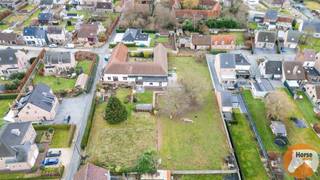 GERAARDSBERGEN - Hoeve met studio <br /><br />In het hart van de Vlaamse Ardennen bieden wij een prachtige, in het erfgoed opgenomen vierkanthoeve aan die vandaag dient als vakantiewoning en aparte studio.<br />Deze charmante accommodatie combineert authentiek karakter met hedendaags comfort en is de ideale plek om tot rust te komen in een groene, landelijke omgeving.<br /><br />De vakantiewoning beschikt over drie comfortabele slaapkamers, een ruime en gezellige living en een grote eetplaats waar samen tafelen centraal staat. Verder is er een badkamer met douche en toilet, een modern ingerichte keuken met alle nodige voorzieningen, een aangename veranda, een ontspanningsruimte en een speelkamer. Op de verdieping is een zolder die men naar eigen noden kan inrichten.<br />De studio beschikt over een leefruimte, een keuken, een badkamer en een slaapkamer.<br /><br />Grote troef zijn zeker de opslagmogelijkheden, +/-200m².<br /><br />Wenst u een bezoek aan deze unieke eigendom in zijn streek, aarzel niet om ons te contacteren: 053/60.65.66<br /><br />De vermelde prijs is een richtprijs. Na ontvangst van de biedingen zal de verkoper beslissen of hij/zij de eigendom verkoopt aan het beste bod. De richtprijs is aldus niet bindend voor de verkoper.