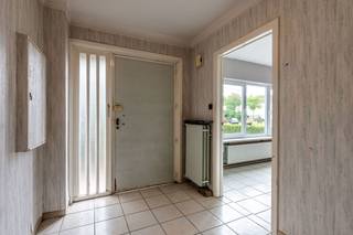 <p>Deze halfopen woning is gelegen in een rustige en groene omgeving te Belzele (Evergem) en vormt de ideale basis voor een renovatieproject. De woning beschikt over 3 ruime slaapkamers en een lichtrijke leefruimte, en biedt daarmee voldoende ruimte voor een jong gezin. Verder is er een mooie tuin met open zicht op de achterliggende weilanden.<br /><br />De ligging scoort bovendien zeer goed op vlak van mobiliteit, met winkels, scholen en openbaar vervoer in de nabije omgeving.<br /><br />Deze woning vormt een uitstekende basis om volledig naar eigen smaak te renoveren. Een topper voor wie op zoek is naar een renovatieproject met veel potentieel!<br /><br />Contacteer Top Vastgoed voor een bezoek op 0475 700 700.</p>