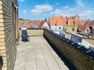 In een kleinschalige residentie vinden we dit CHARMANT op te frissen dakappartement terug. Indeling: inkomhal, leefruimte met terras aan de voorzijde, ruime LEEFKEUKEN, badkamer, apart toilet, SPACIEUZE slaapkamer, berging met aansluiting wasmachine en een ruim terras aan de achterkant met zicht op de TORENS van BRUGGE. Voor wie graag woont in de BRUISENDE binnenstad maar toch wil genieten van een RUSTIG appartement. Door de grote ramen heb je niet alleen veel lichtinval, maar ook mooie zichten op o.a. het nieuwe BEURSGEBOUW. Lift aanwezig in het gebouw!  EPC label E, 442 KwH/m²jaar UC 2367292.