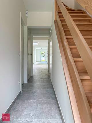 Tot in detail vernieuwde woning bestaande uit een inkomhall, living, ingerichte keuken, 3 slaapkamers, badkamer, stadstuin en garage met berging.